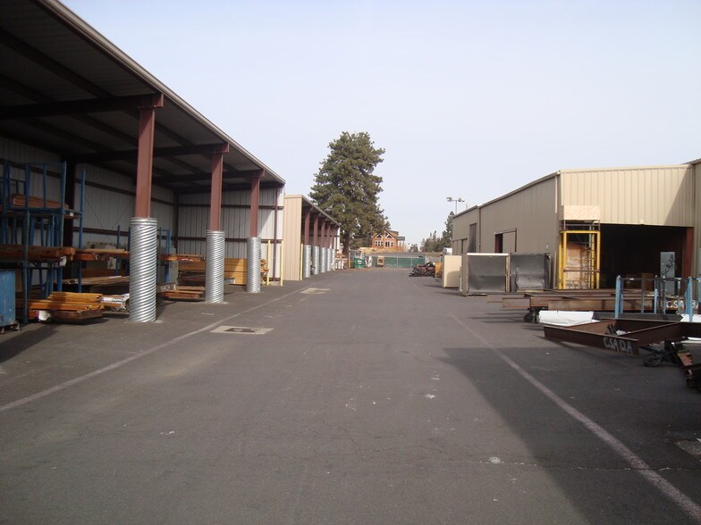 More Photos Of 20495 Murray Rd, Bend Warehouse For Lease