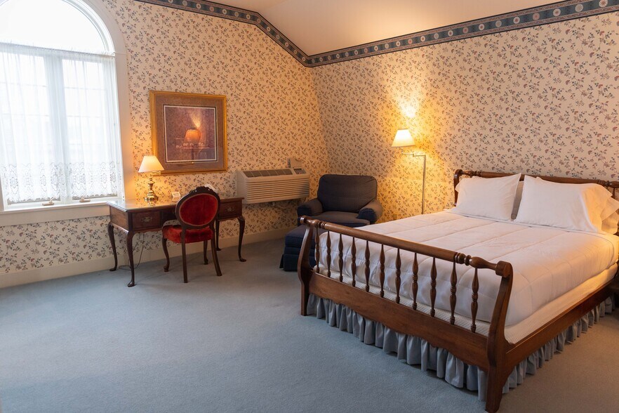 More Photos Of 1111 Washington St, Pella Hospitality For Sale