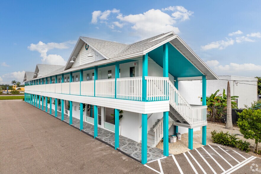 More Photos Of 16387 S Tamiami Trl, Fort Myers Storefront Retail Office For Lease