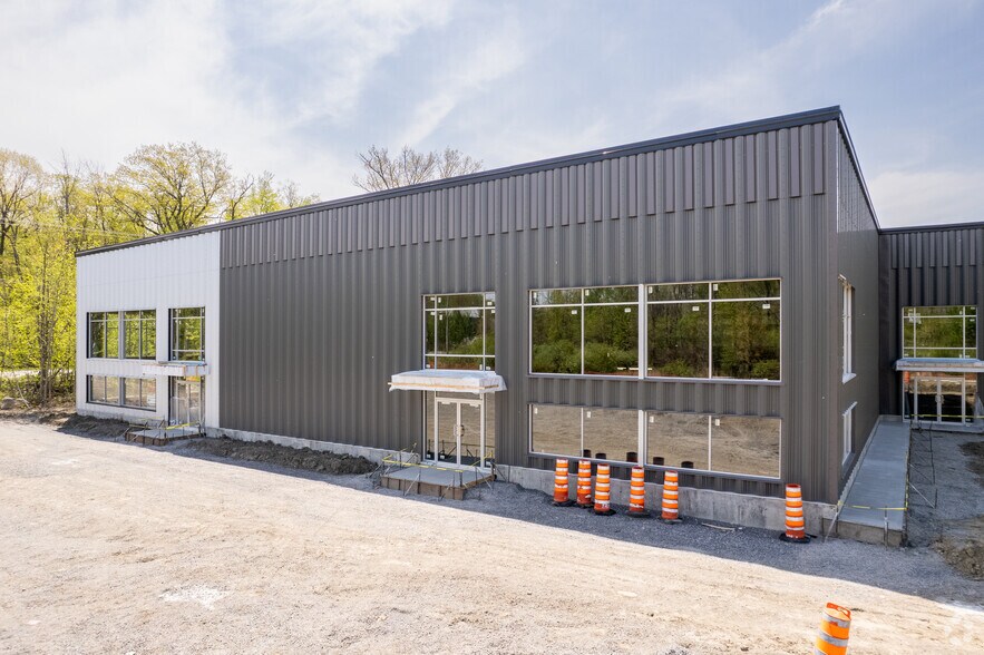 More Photos Of 5593 Av Pierre-Dansereau, Salaberry-de-valleyfield Warehouse For Sale