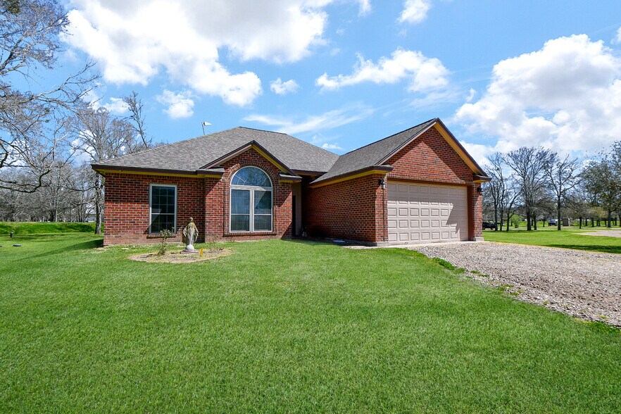 More Photos Of 540 Chisolm Trl, Wallis Manufactured Housing Mobile Home Park For Sale