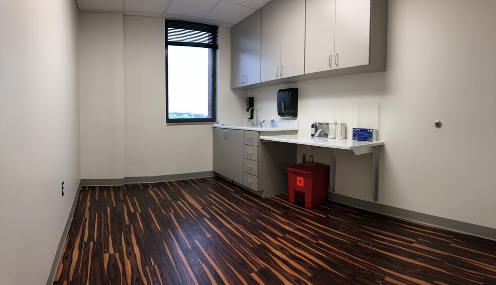 More Photos Of 121 Congressional Ln, Rockville Medical For Lease