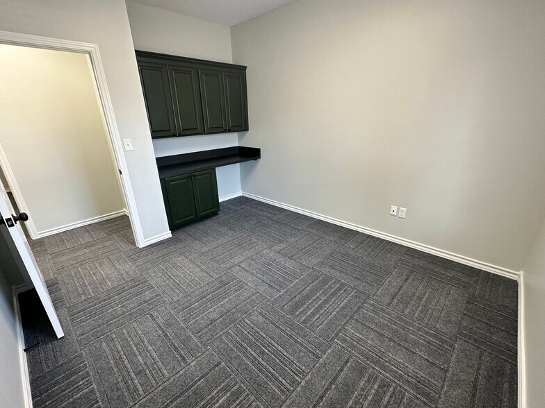 More Photos Of 4102 Richmond Mdws, Texarkana Medical For Sale