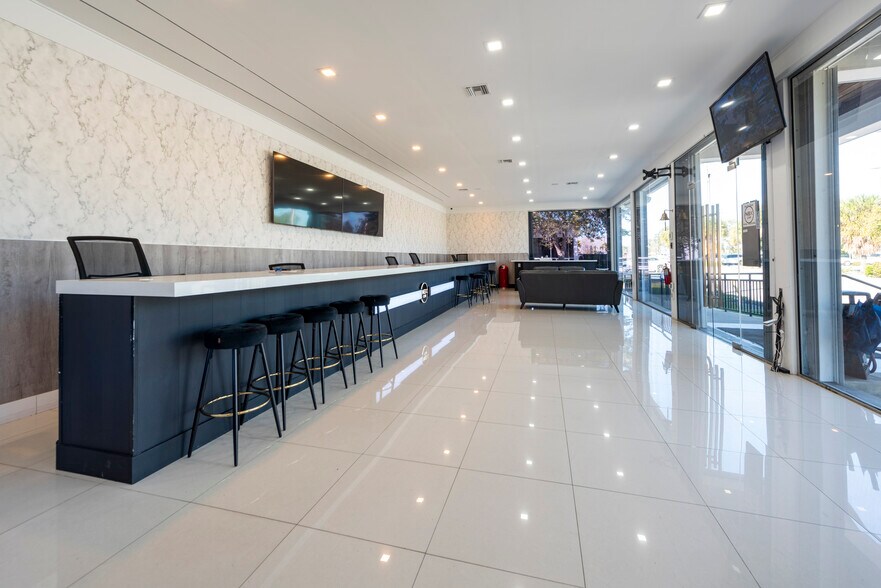 More Photos Of 2980 W Oakland Park Blvd, Oakland Park Showroom For Lease