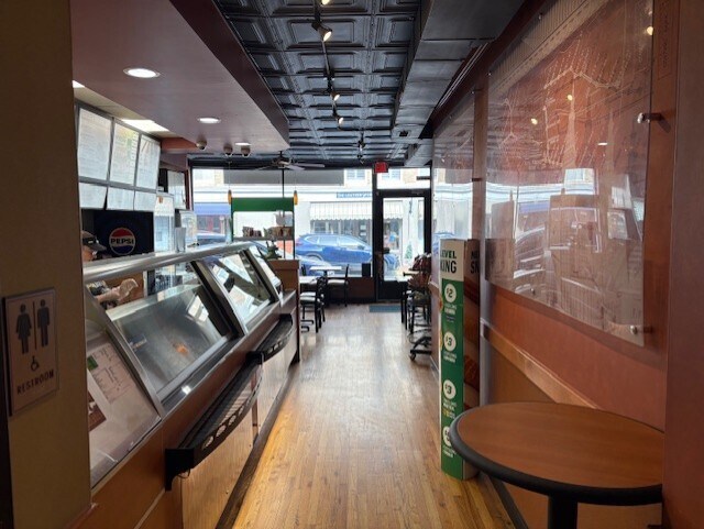 More Photos Of 122 S Main St, Lexington Freestanding For Lease