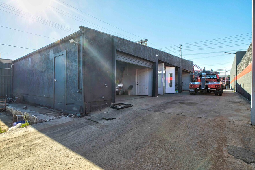 More Photos Of 11686 Sheldon St, Sun Valley Warehouse For Lease