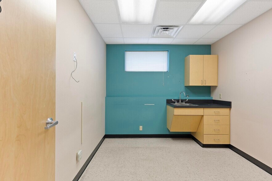 More Photos Of 327 E Airport Dr, Carthage Medical For Sale