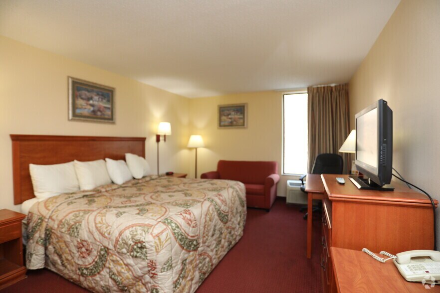 More Photos Of 127 Ontario Dr, Mount Hope Hotel For Sale