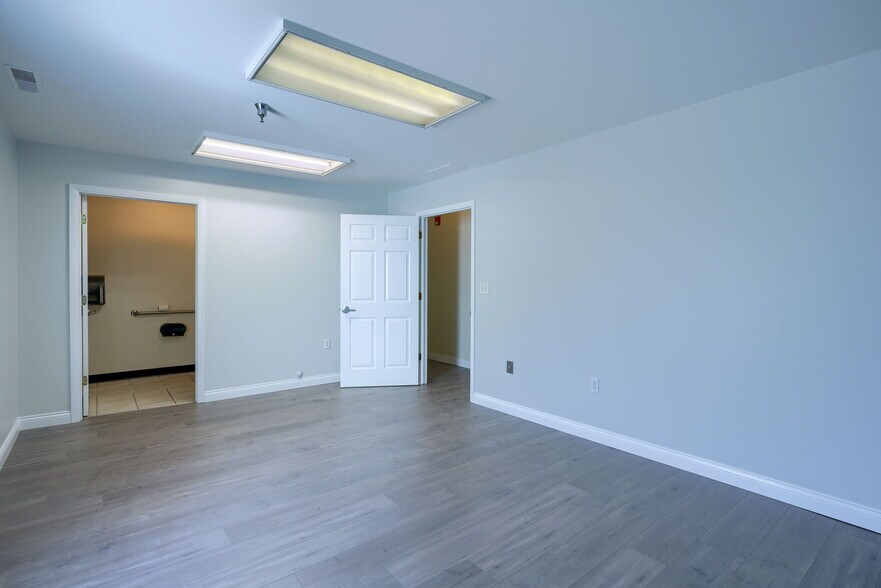 More Photos Of 30-31 S Sycamore St, Springfield Service For Sale