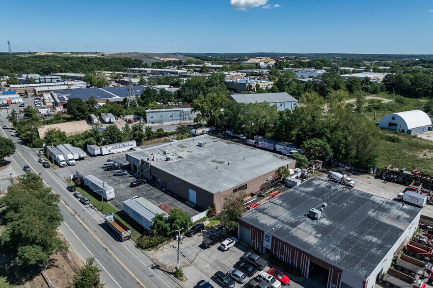 More Photos Of 445 Winding Rd, Old Bethpage Warehouse For Lease