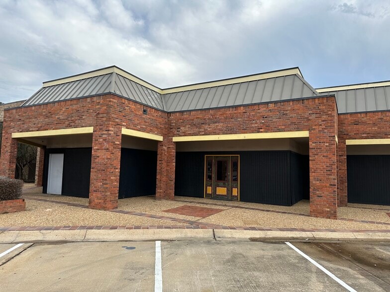 More Photos Of 1625 E County Line Rd, Jackson Freestanding For Lease