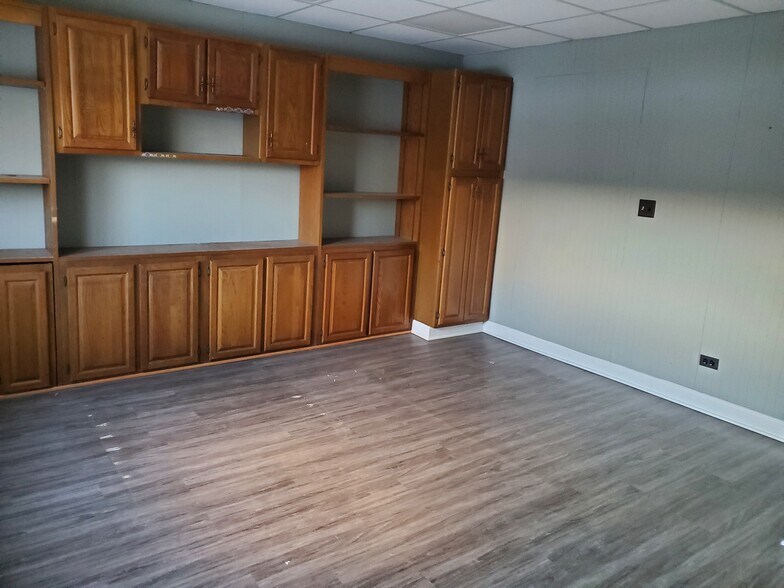 More Photos Of 380 Bennett Dr, Elk Grove Village Warehouse For Lease