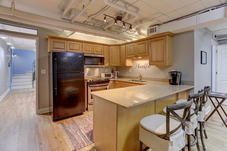 More Photos Of 95 S Main St, Memphis Storefront Retail Office For Sale