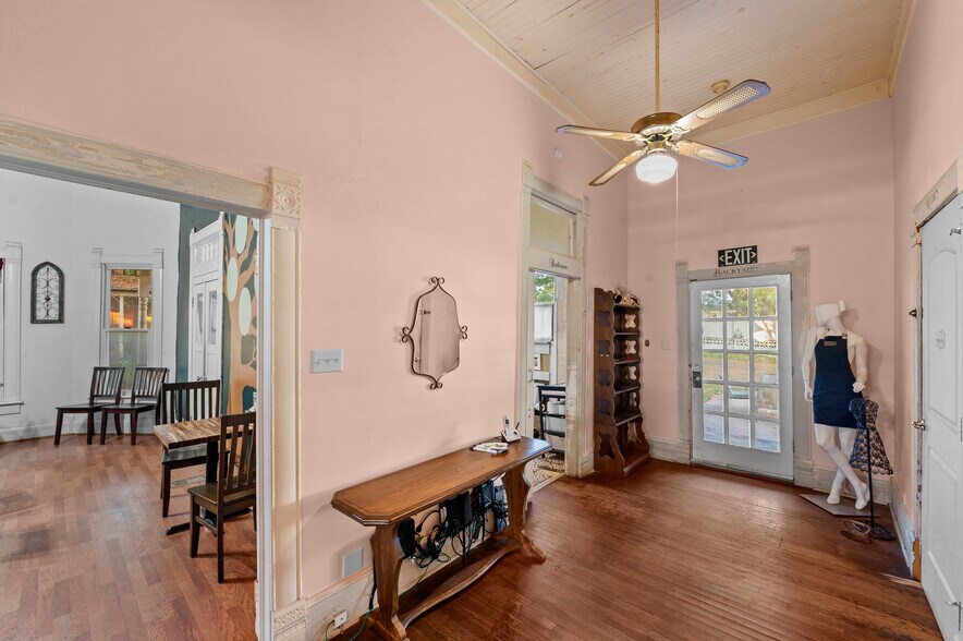 More Photos Of 202 N Newsom St, Mineola General Retail For Sale