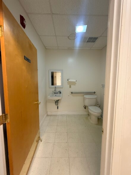 More Photos Of 97 Lafayette Rd, Hampton Falls Storefront For Lease