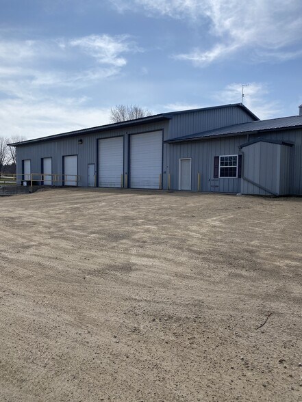 More Photos Of 1542 Industrial Dr, Shawano Showroom For Lease
