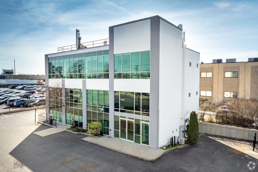 Primary Photo Of 399 W John St, Hicksville Office For Lease
