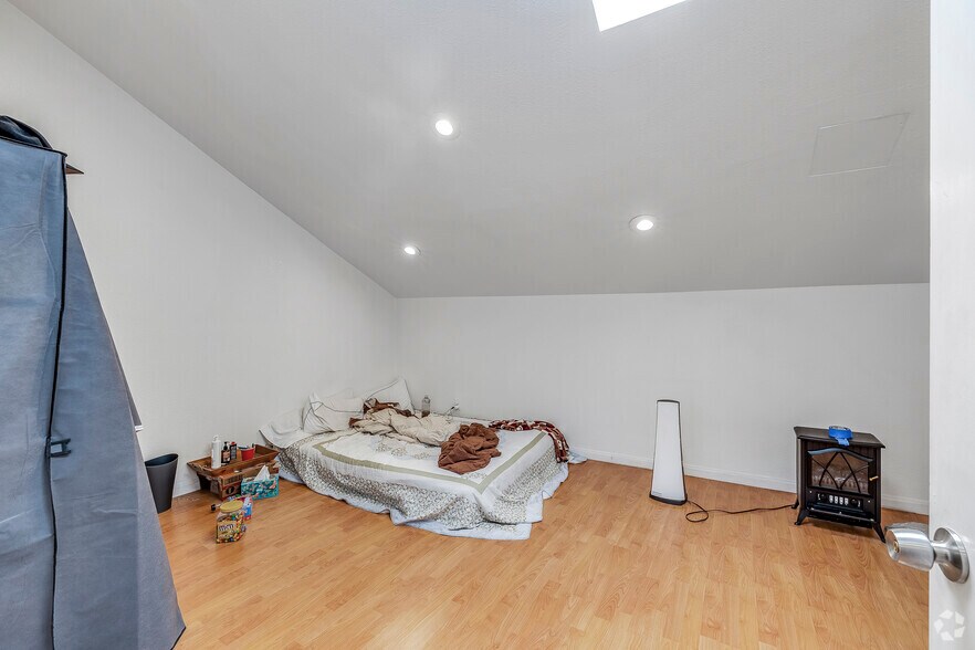 More Photos Of 4933 San Leandro St, Oakland Warehouse For Lease