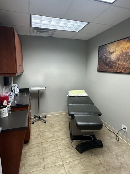 More Photos Of 2400 N Ashland Ave, Chicago Medical For Lease