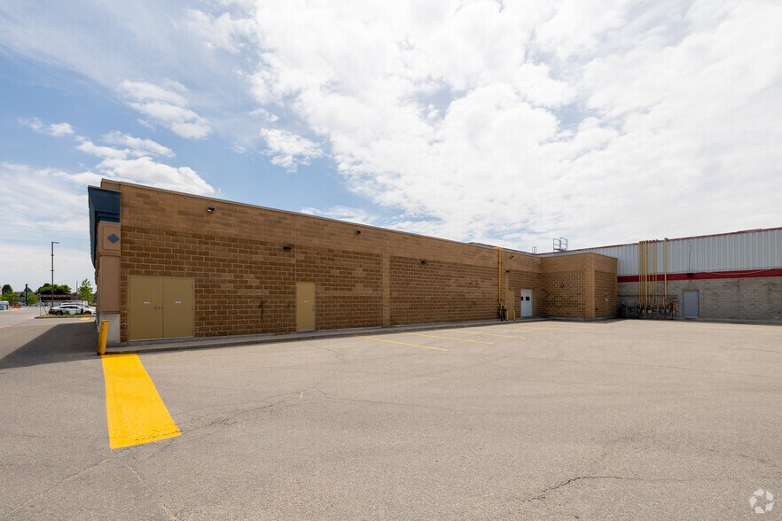 More Photos Of 130 Young St, New Tecumseth General Retail For Lease