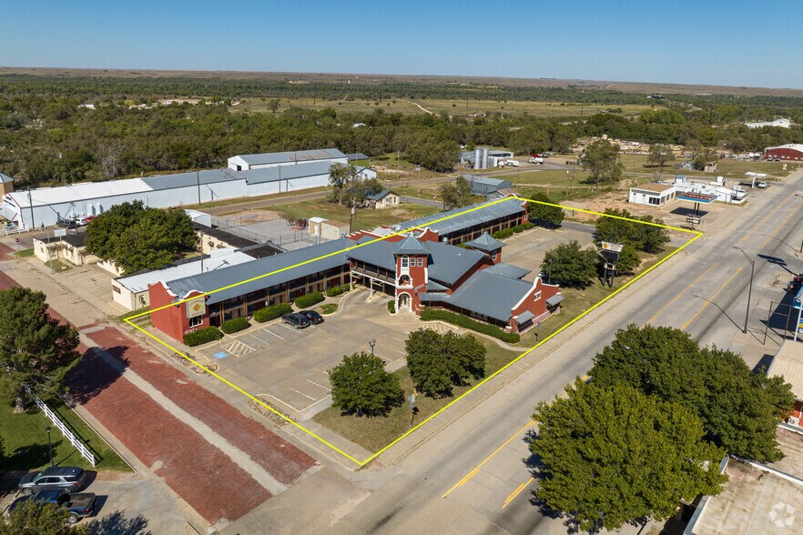 More Photos Of 220 N 2nd St, Canadian Hotel For Sale