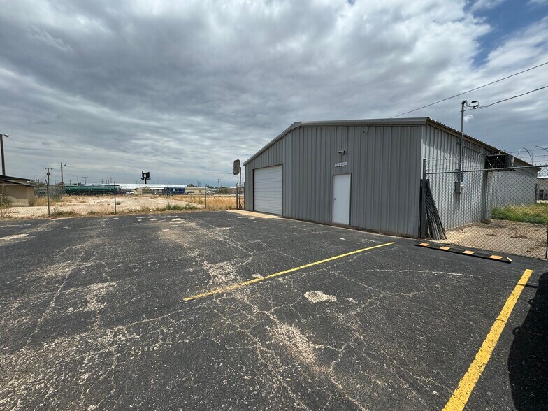 More Photos Of 212 S Dock Rd, Odessa Warehouse For Lease