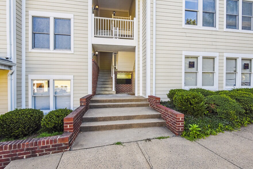 More Photos Of 10520 Warwick Ave, Fairfax Medical For Sale