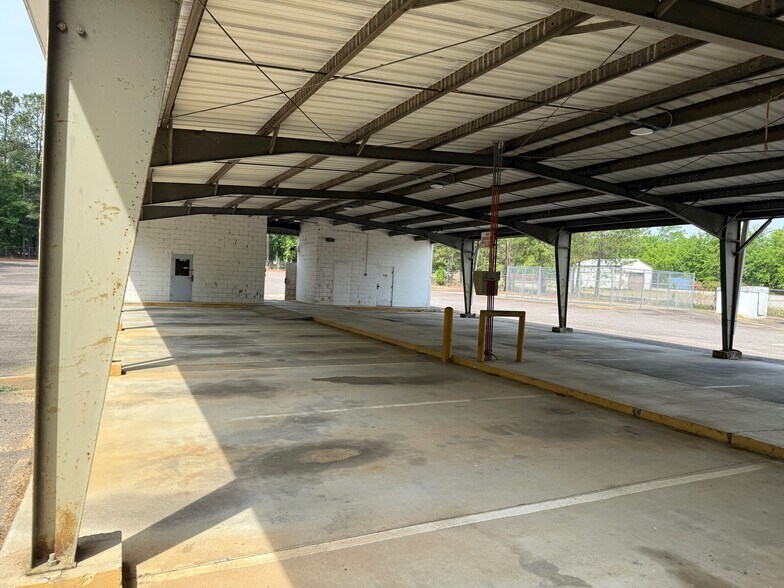 More Photos Of 1353 Clinton St, Barnwell Flex For Sale