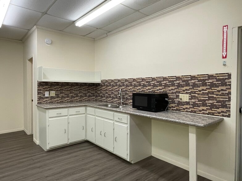 More Photos Of 204 W Coombs St, Alvin Medical For Lease