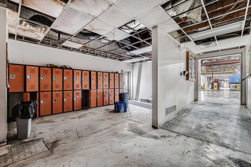 More Photos Of 202 1st St S, Kalona Manufacturing For Sale