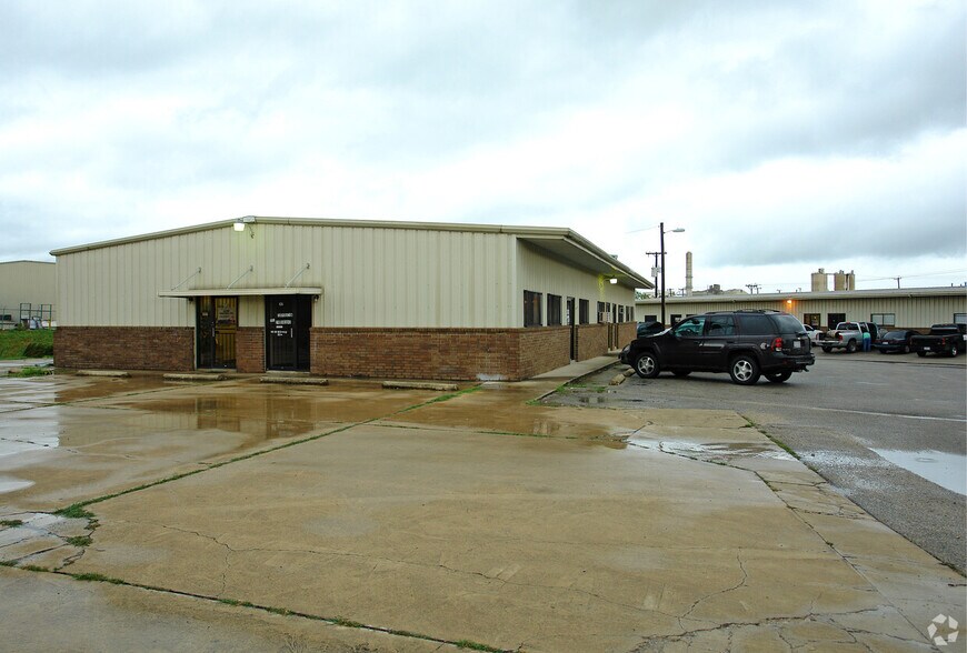 More Photos Of 11549 Old Perrin Beitel Rd, San Antonio Light Manufacturing For Lease