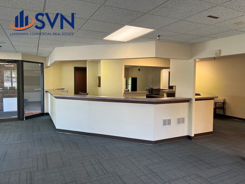 More Photos Of 511-515 Thornhill Dr, Carol Stream Unknown For Lease