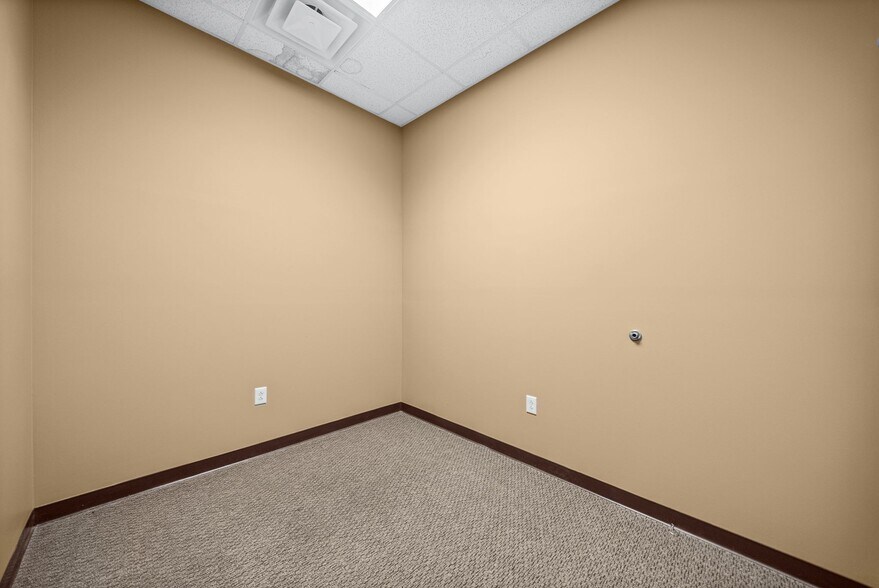 More Photos Of 2231 Stokes Rd, Clarksville Storefront Retail Office For Lease
