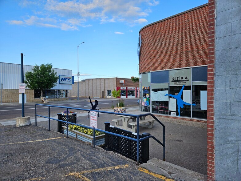 More Photos Of 815 N 1st Ave, Great Falls Auto Dealership For Lease