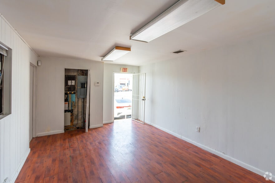 More Photos Of 4751-4797 NW 72nd Ave, Miami Warehouse For Lease