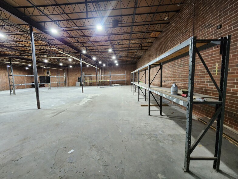 More Photos Of 1320 White St SW, Atlanta Showroom For Lease