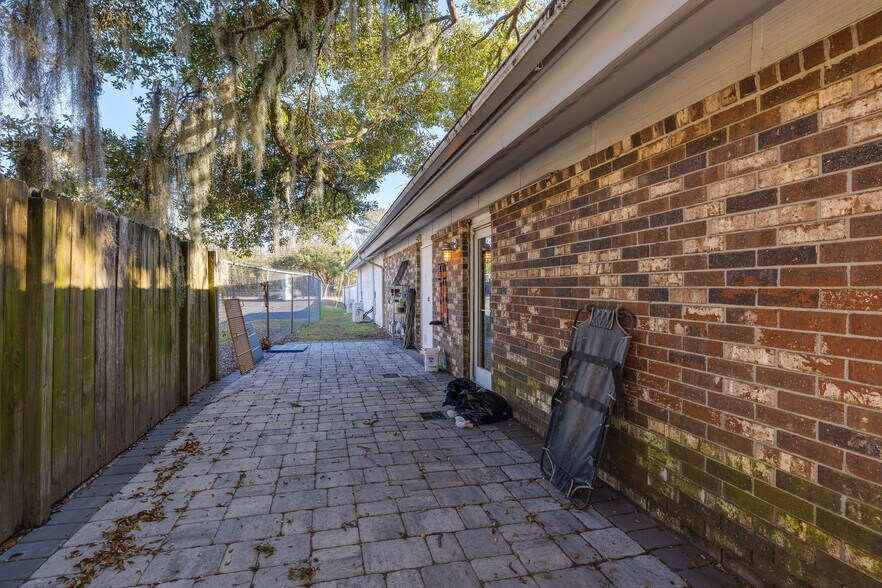 More Photos Of 5617 Dorchester Rd, North Charleston Veterinarian Kennel For Lease