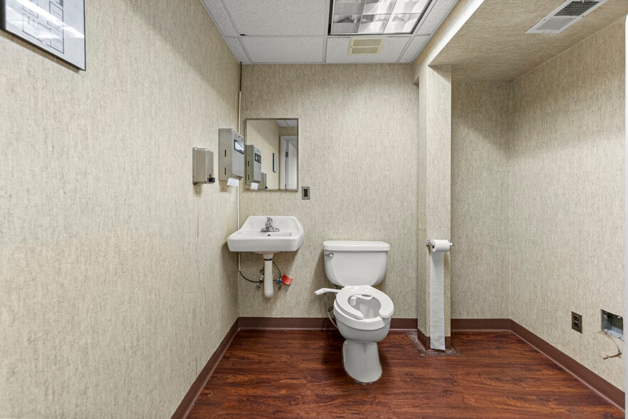 More Photos Of 13403 W 7 Mile Rd, Detroit Medical For Lease