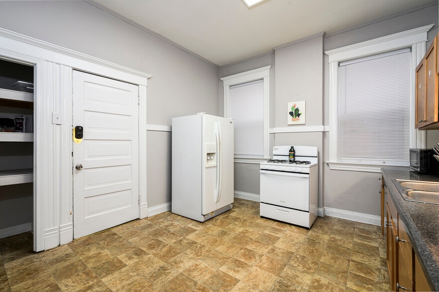 More Photos Of 4374-4382 W Pine Blvd, Saint Louis Office For Sale