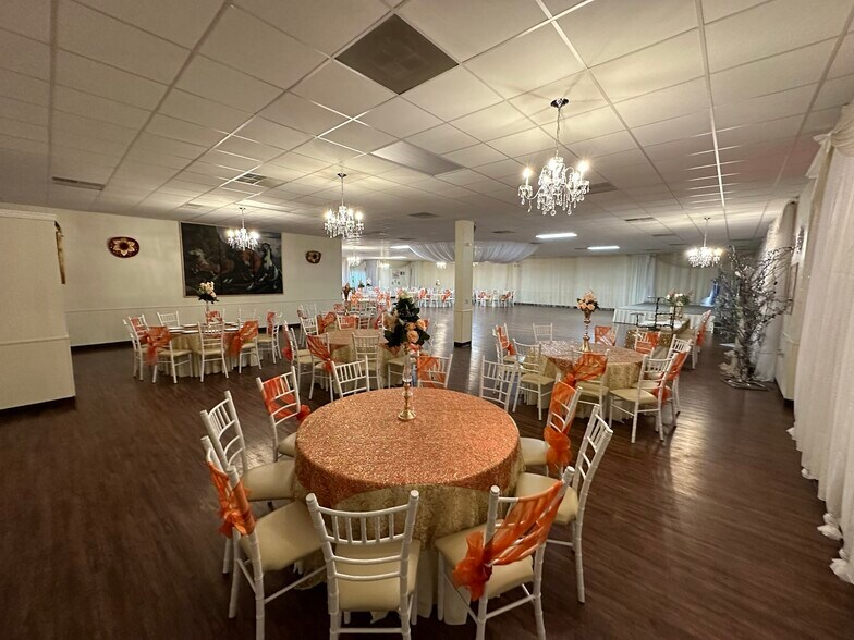 More Photos Of 3900 Davis St W, Dallas Flex For Sale