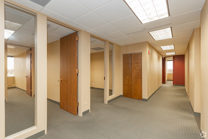 More Photos Of 3701 Algonquin Rd, Rolling Meadows Office For Sale