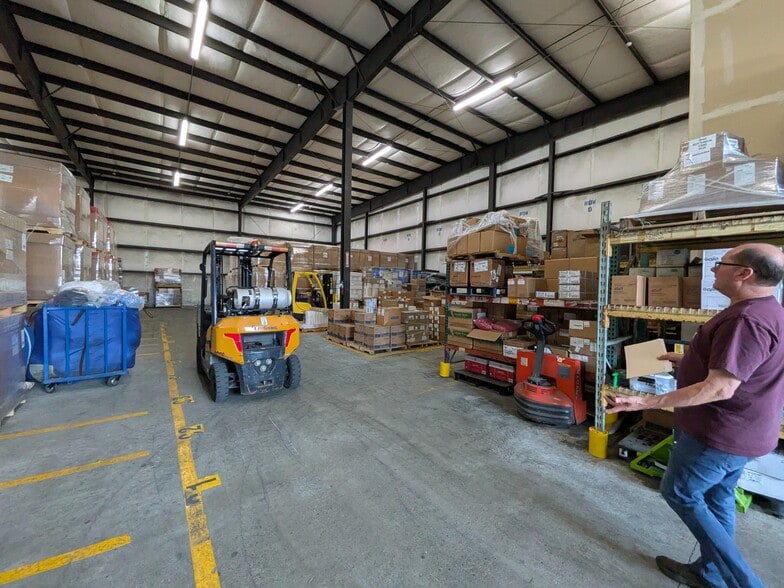 More Photos Of 3616 Old Highway 99 S Rd, Mount Vernon Distribution For Sale
