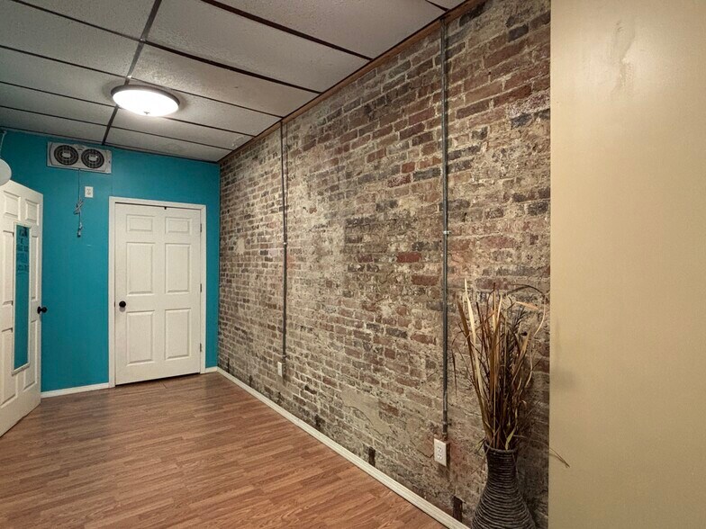 More Photos Of 206 W Main St, Mc Arthur Flex For Sale