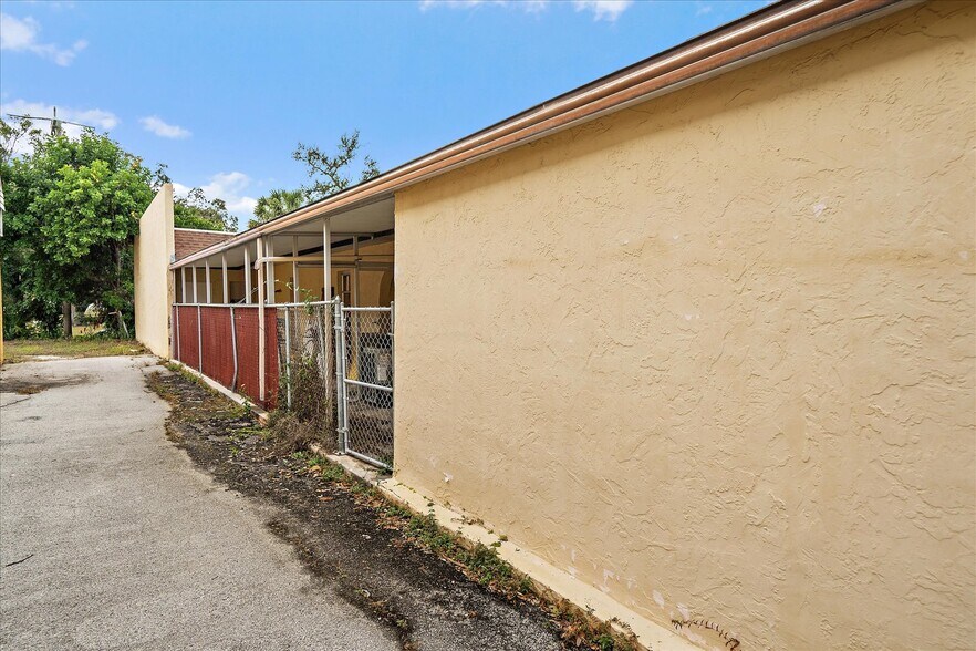 More Photos Of 2072-2074 Constitution Blvd, Sarasota Office For Sale