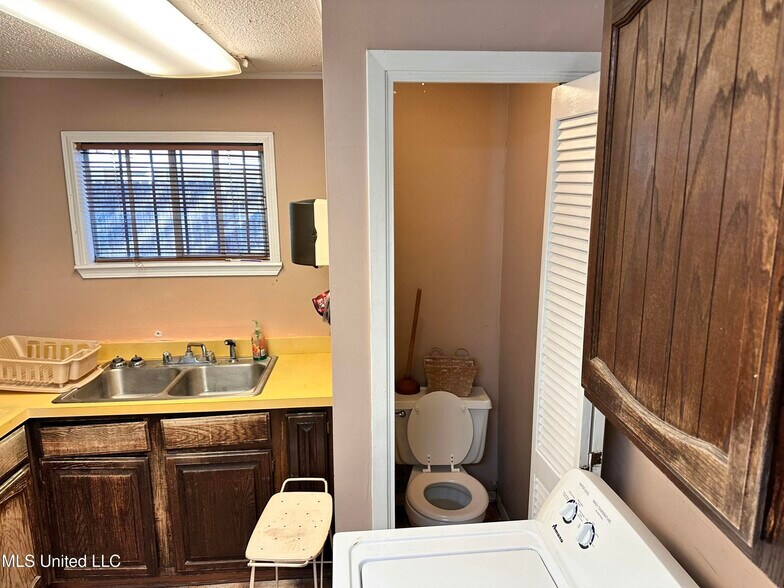 More Photos Of 415 Old Pass Rd, Long Beach Freestanding For Sale