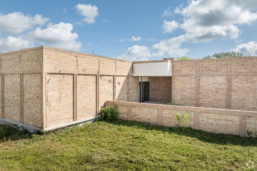 More Photos Of 3100 Gulf Fwy, La Marque Office For Sale