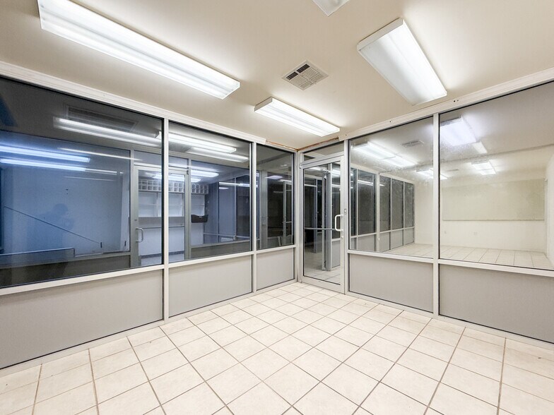 More Photos Of 1120 Lafayette St, Gretna Showroom For Lease