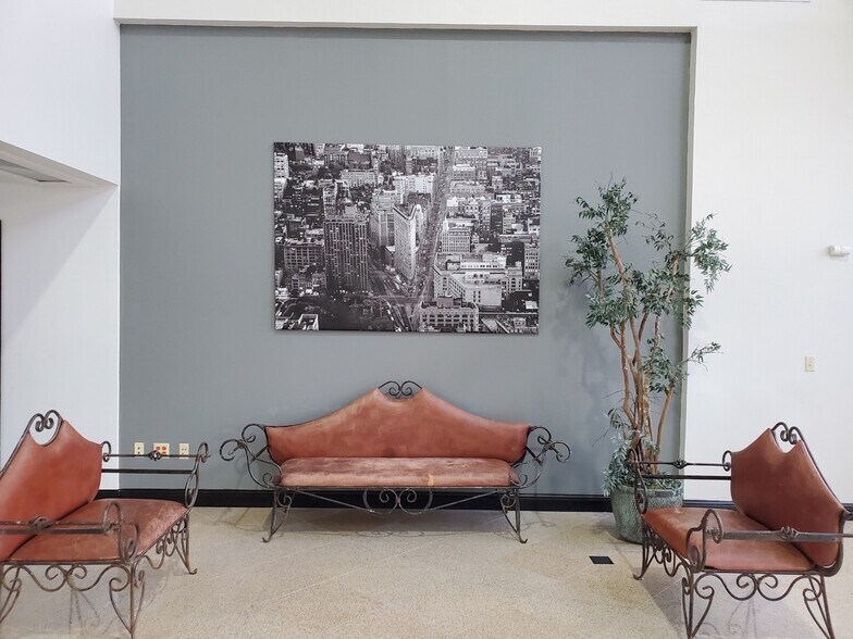 More Photos Of 1110 N Loop 336 W, Conroe Office For Lease