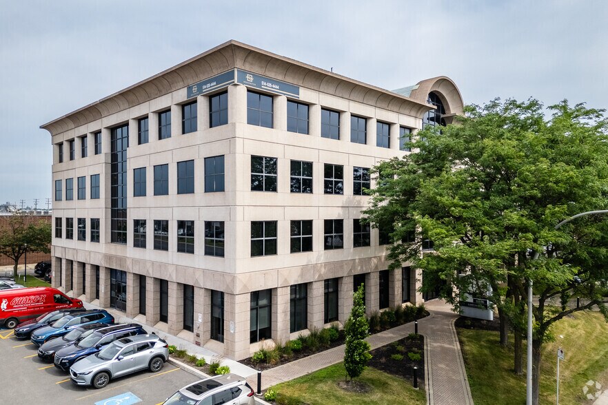 More Photos Of 3773-3777 Boul De La Côte-Vertu, Montréal Office For Lease