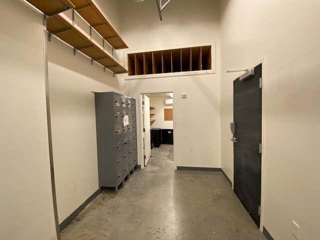 More Photos Of 4201 Elmore Ave, Davenport Unknown For Lease